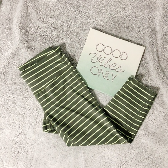 Athleta Pants - Athleta Chaturanga Capri Leggings sz S {155}